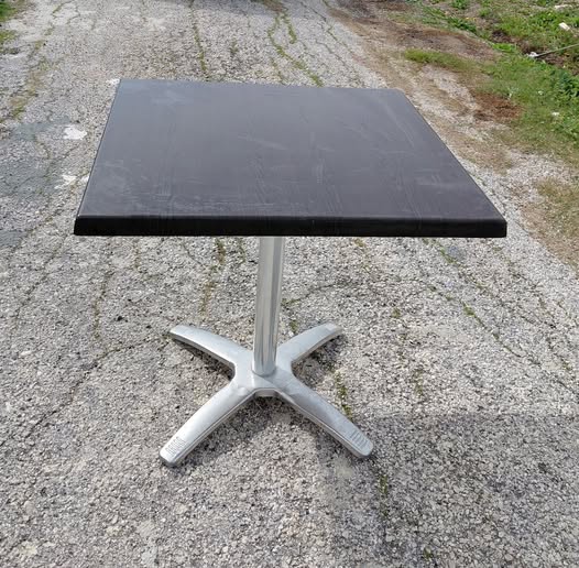 Πωλούνται 8 τραπεζια για καφε ή εστιατόριο