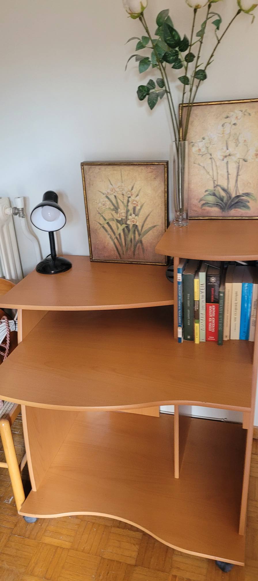 Πωλείται γραφείο μελέτης-γραφείο υπολογιστή, με χώρους για βιβλία