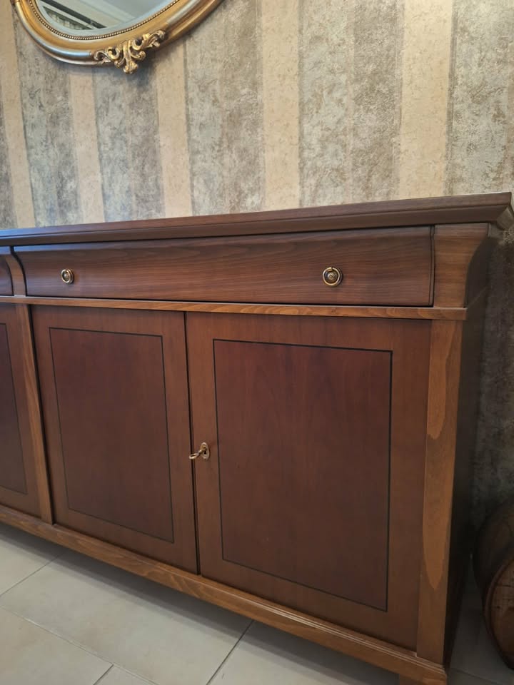 Μπουφές σαλονιού μασίφ ξύλο – βαριά κατασκευή – άριστη κατάσταση