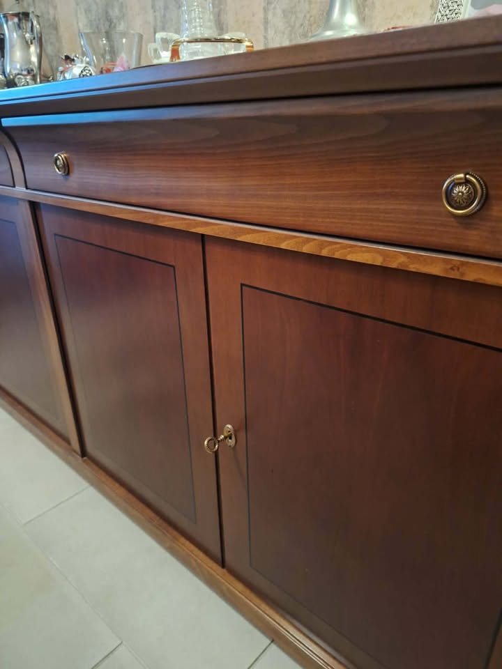 Μπουφές σαλονιού μασίφ ξύλο – βαριά κατασκευή – άριστη κατάσταση