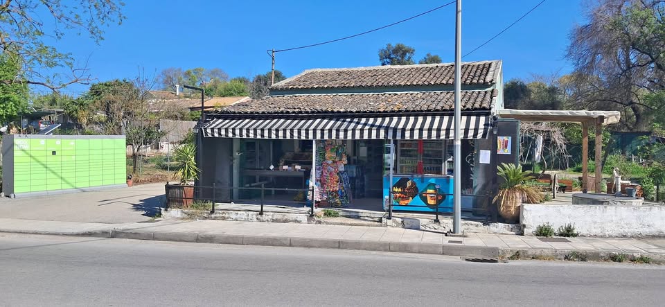 ​ΠΩΛΕΙΤΑΙ: MINI MARKET σε λειτουργία – Τρίστρατο, Κουλίνες (Κέρκυρα)