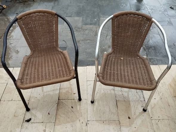 40 καρέκλες σε μεταλλικό και μαύρο χρώμα