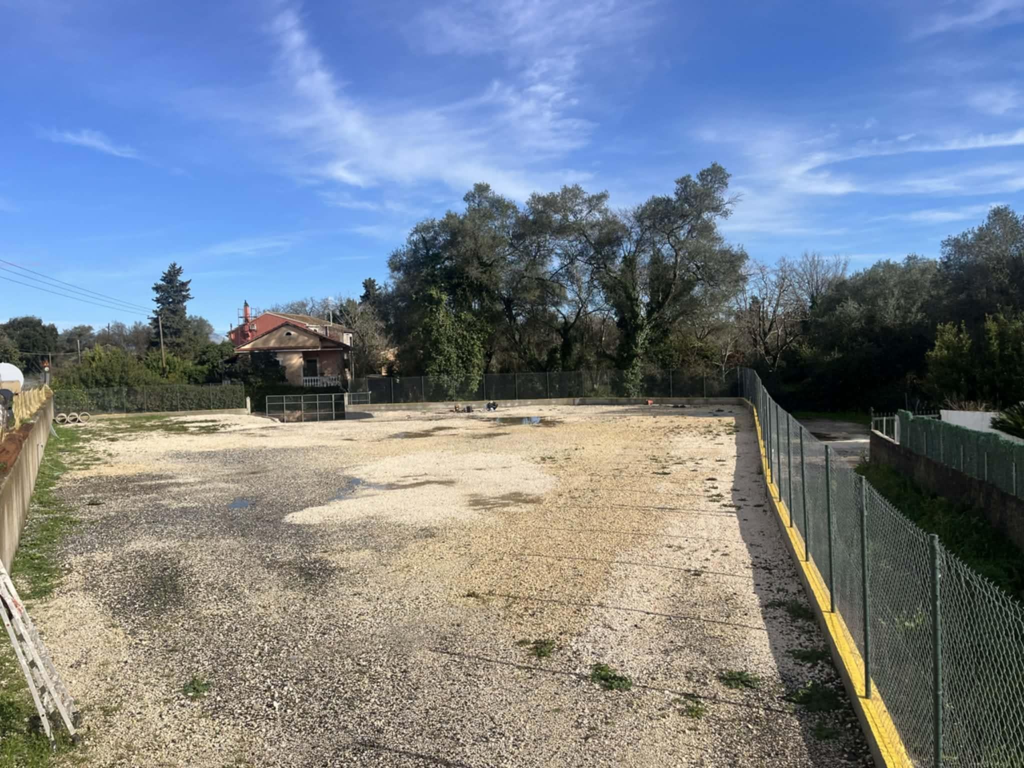 ΕΝΟΙΚΙΑΖΕΤΑΙ ΟΙΚΟΠΕΔΟ 1.100 τ.μ.